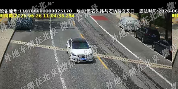 黑石头路与石坊路交口 南向北.jpg
